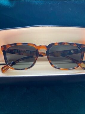 RAEN Hirsch Huru Tortoise Square Sunglasses with Polarized Green Lenses + Case